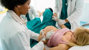 Frau bringt in einem Krankenhaus ein Kind zur Welt.